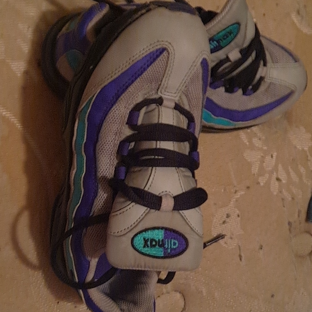 Nikes - Picture 2 of 8
